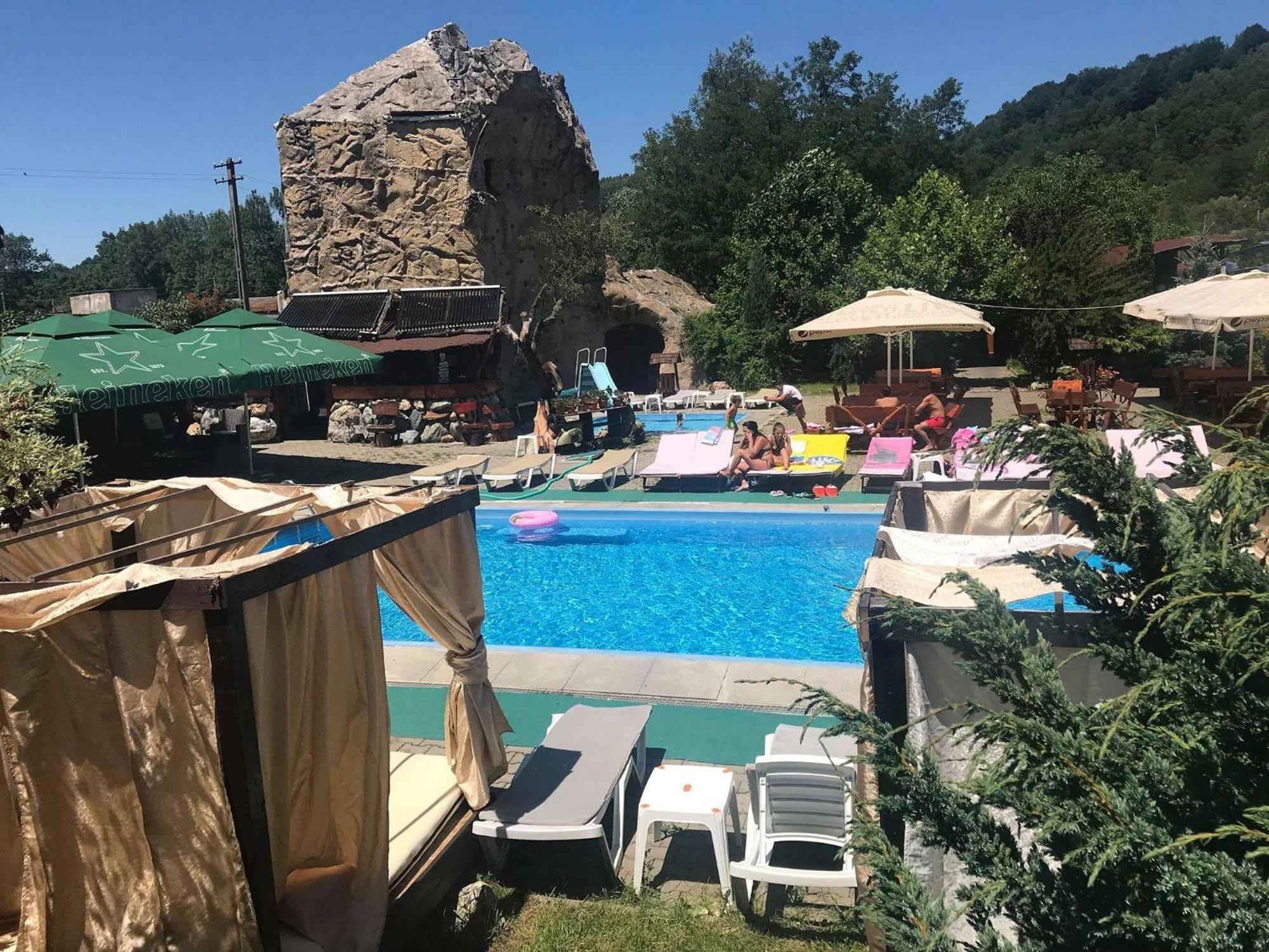 ホテル Castelul De Vis Petroşani エクステリア 写真
