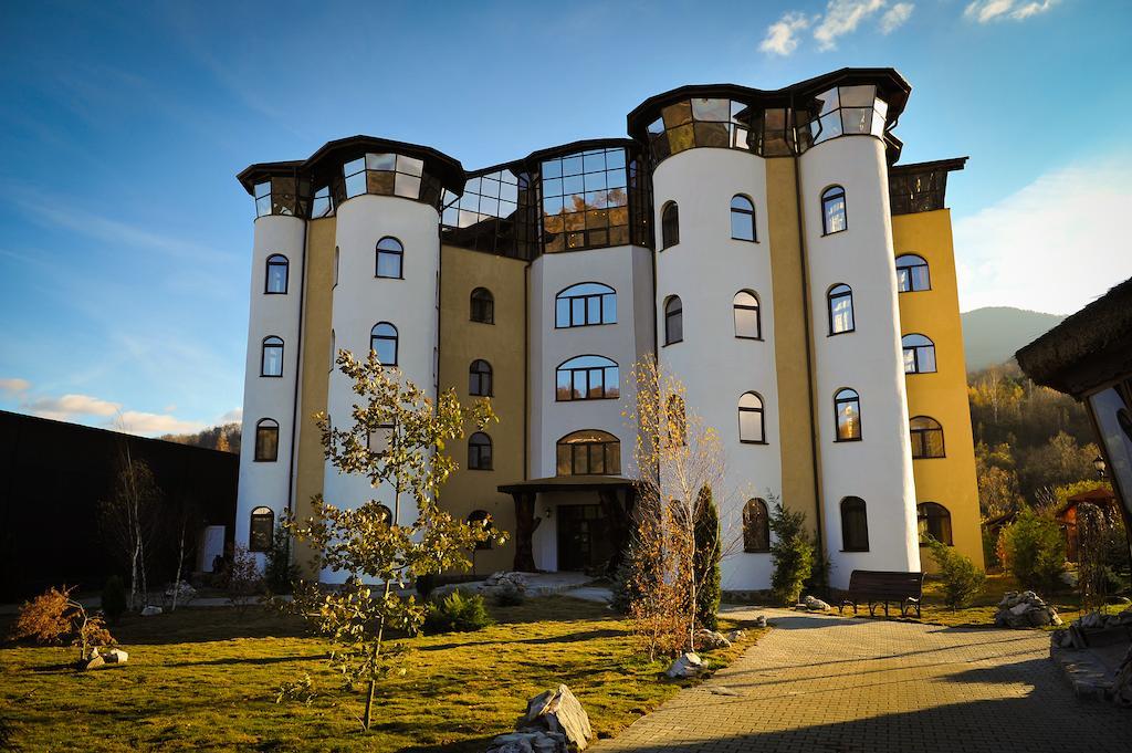 ホテル Castelul De Vis Petroşani エクステリア 写真