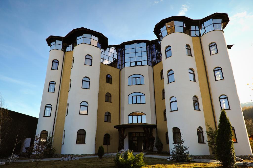 ホテル Castelul De Vis Petroşani エクステリア 写真