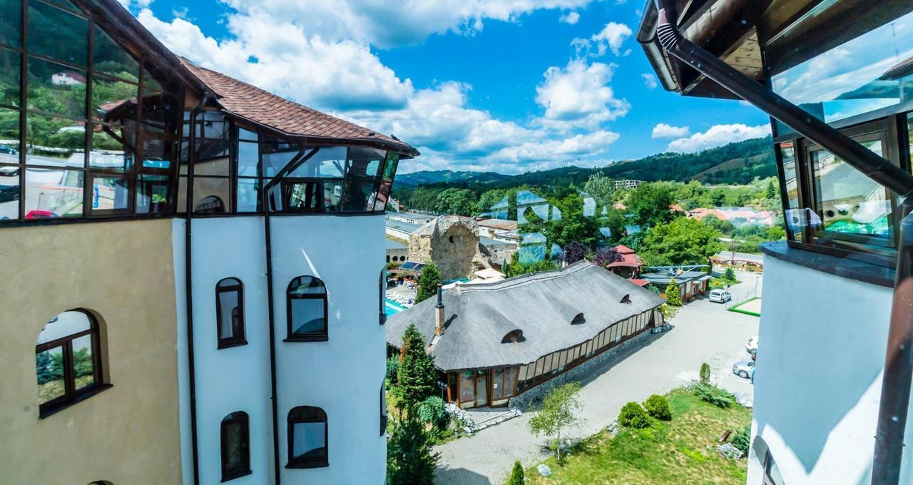 ホテル Castelul De Vis Petroşani エクステリア 写真