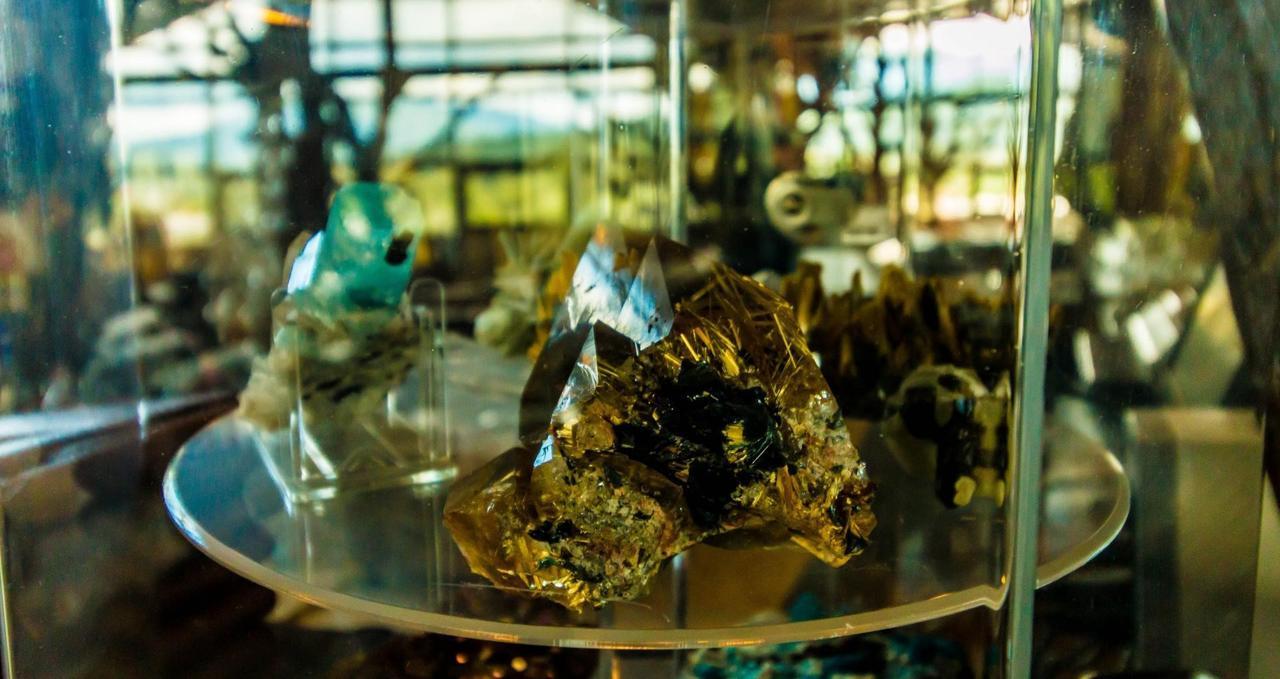 ホテル Castelul De Vis Petroşani エクステリア 写真