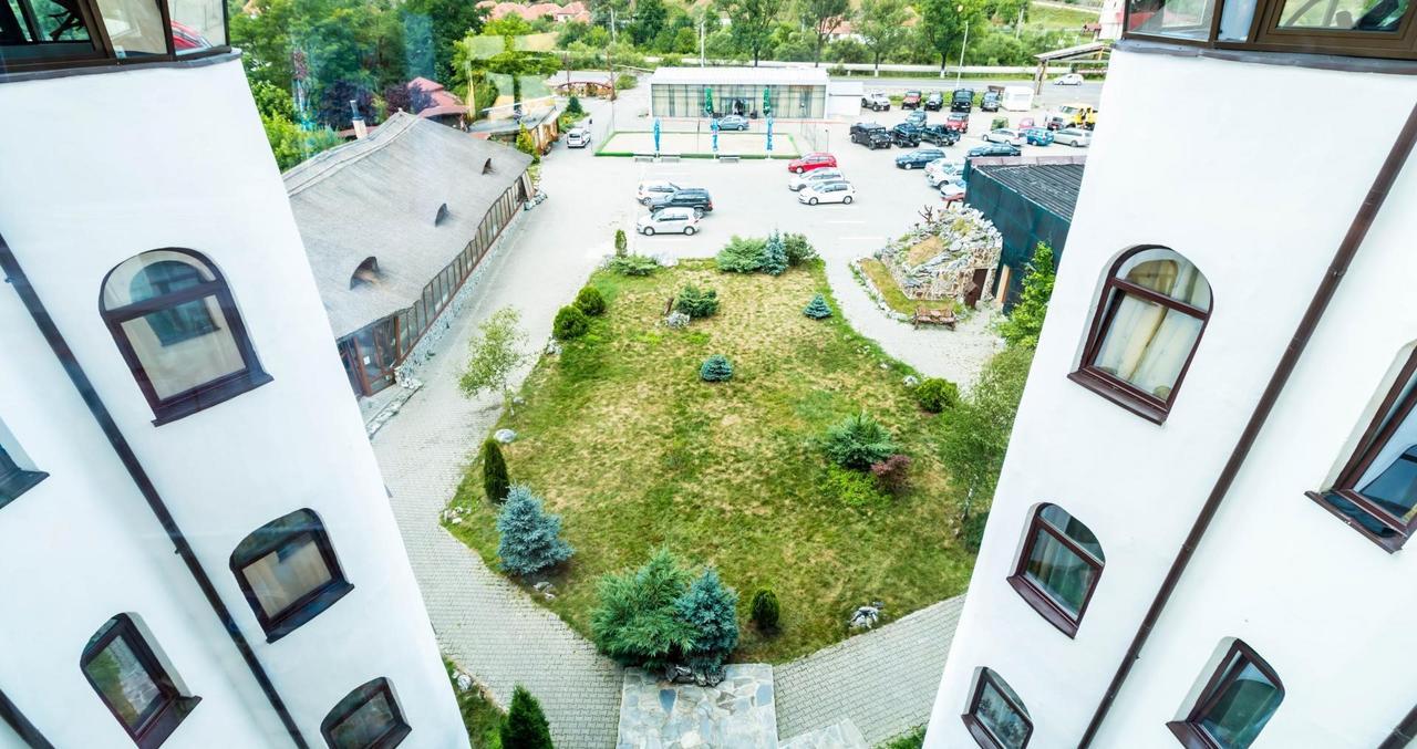 ホテル Castelul De Vis Petroşani エクステリア 写真