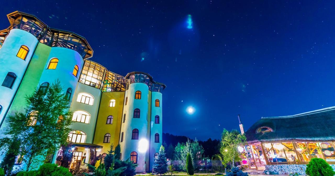 ホテル Castelul De Vis Petroşani エクステリア 写真